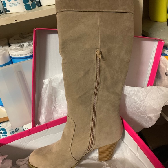 Boots - Picture 2 of 9